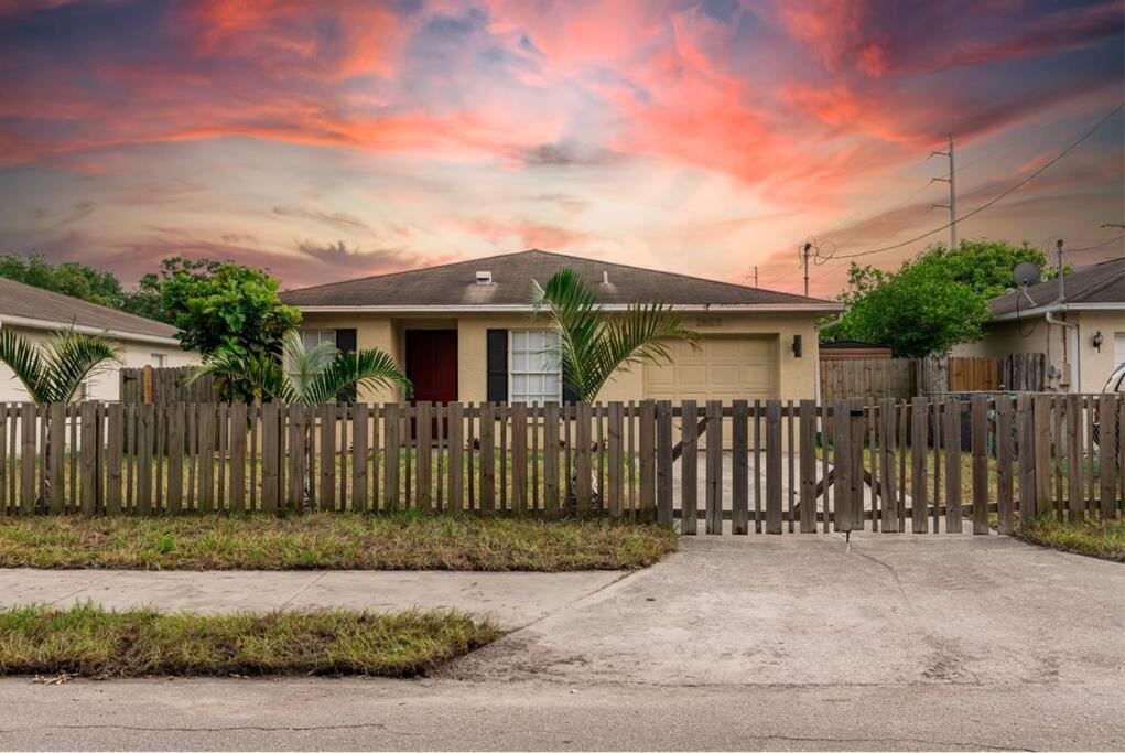 Upscale Ybor House With Outdoor Living Space 탬파 외부 사진